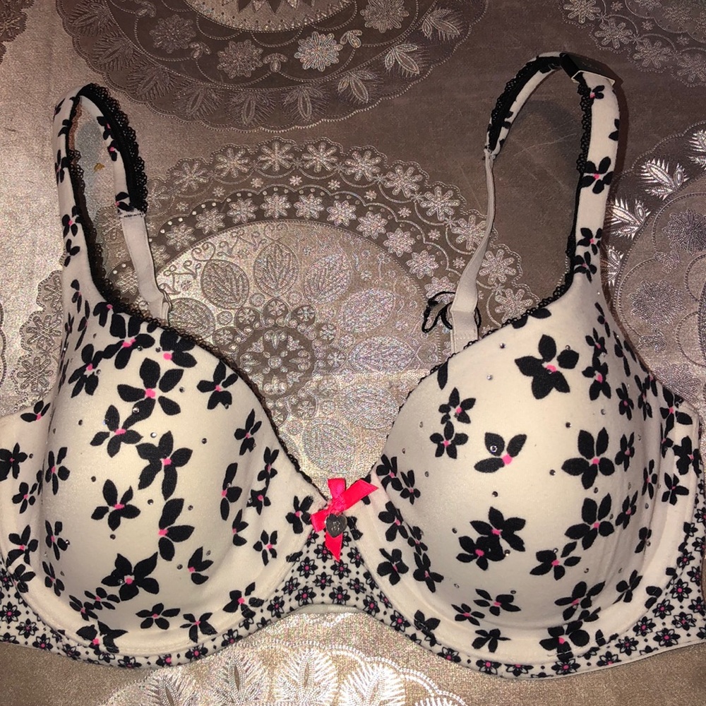 BRAND NEW Victoria’s Secret bra🍓